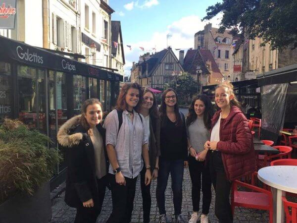 Etudiants en ostéopathie animale dans les rues de Caen